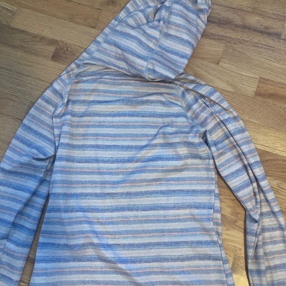 W's Patagonia Striped Sun Shirt Hoodie - Picture 6 of 6